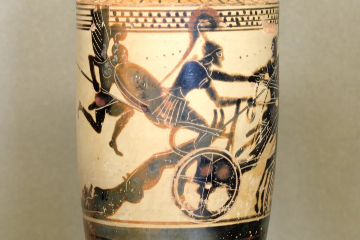 Un'alta fiasca per olio a figure nere con una scena di carro sulla spalla, in una teca museale (un vaso attico al Louvre classificato sotto Achille ed Ettore, non lo spettacolo)